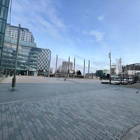 Spacious 2 Bedroom Flat Stunning Waterside View マンチェスター エクステリア 写真