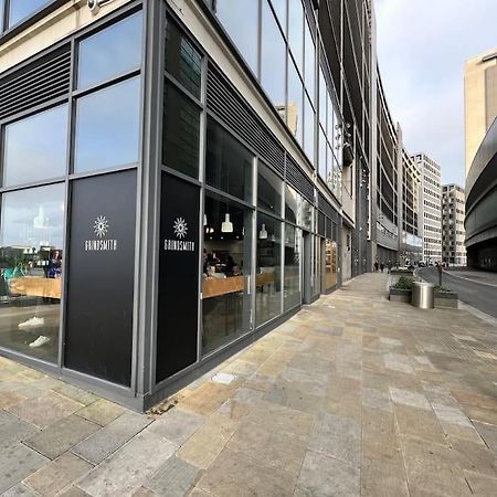 Spacious 2 Bedroom Flat Stunning Waterside View マンチェスター エクステリア 写真