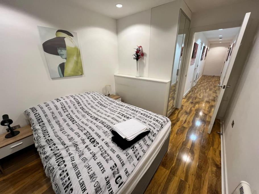 Spacious 2 Bedroom Flat Stunning Waterside View マンチェスター エクステリア 写真