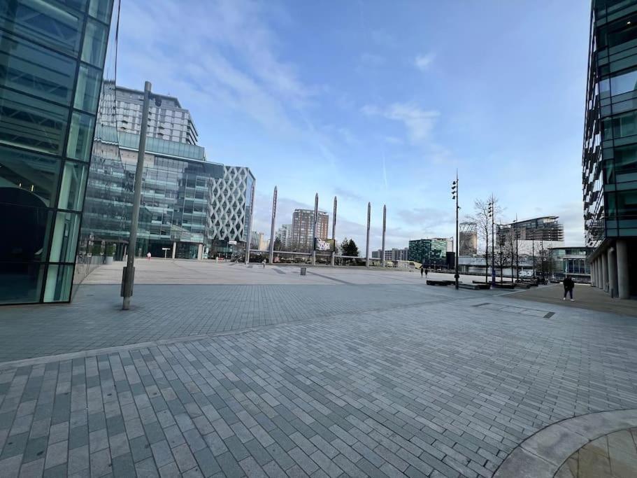 Spacious 2 Bedroom Flat Stunning Waterside View マンチェスター エクステリア 写真