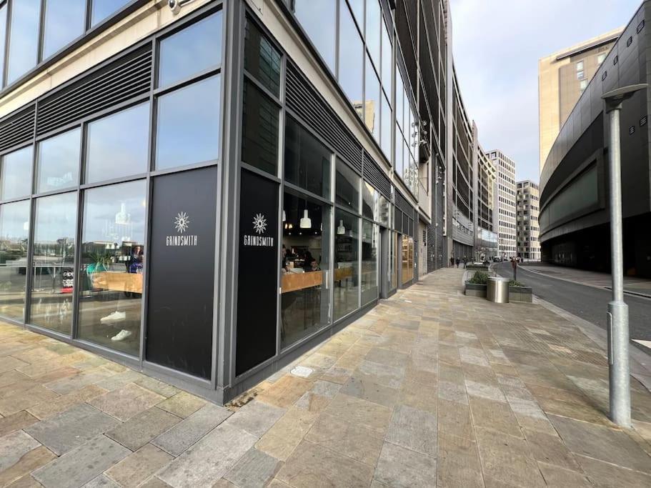 Spacious 2 Bedroom Flat Stunning Waterside View マンチェスター エクステリア 写真