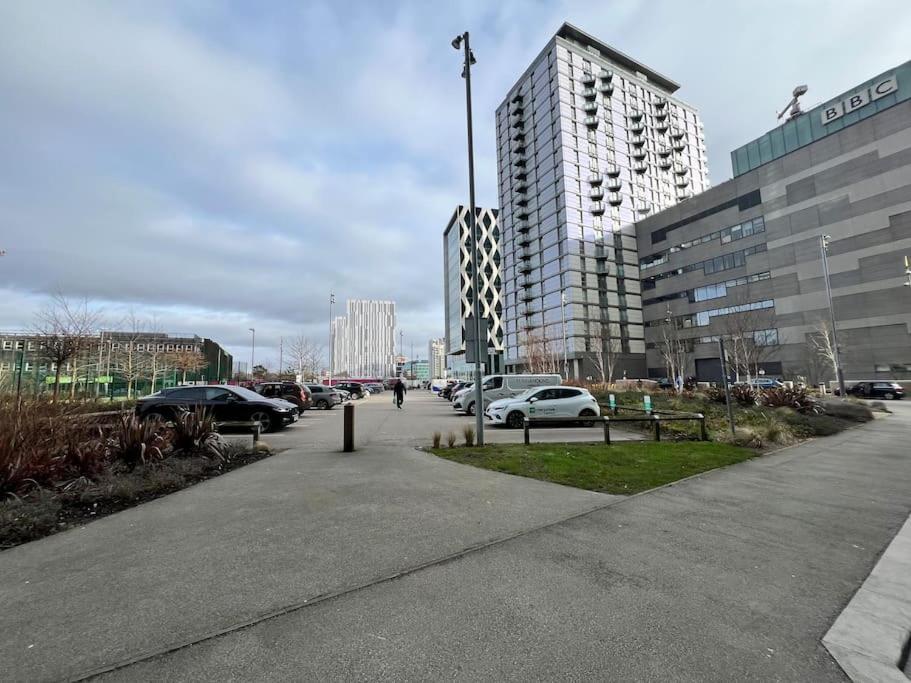 Spacious 2 Bedroom Flat Stunning Waterside View マンチェスター エクステリア 写真