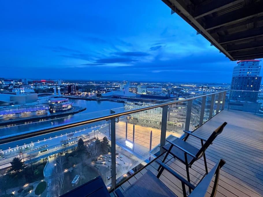 Spacious 2 Bedroom Flat Stunning Waterside View マンチェスター エクステリア 写真