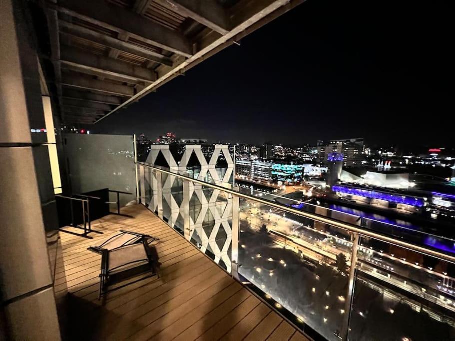 Spacious 2 Bedroom Flat Stunning Waterside View マンチェスター エクステリア 写真
