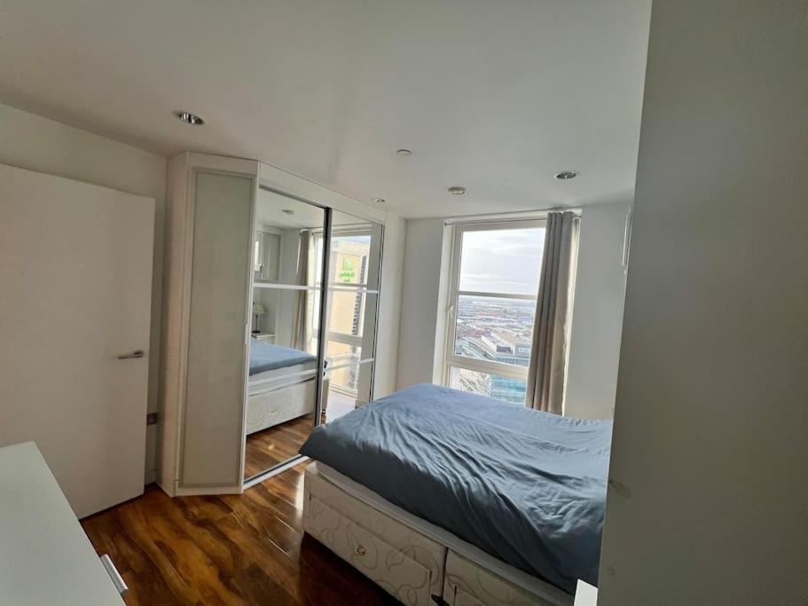 Spacious 2 Bedroom Flat Stunning Waterside View マンチェスター エクステリア 写真