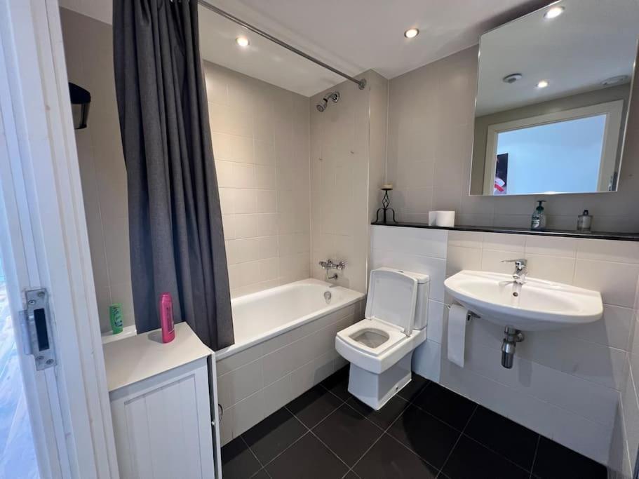 Spacious 2 Bedroom Flat Stunning Waterside View マンチェスター エクステリア 写真