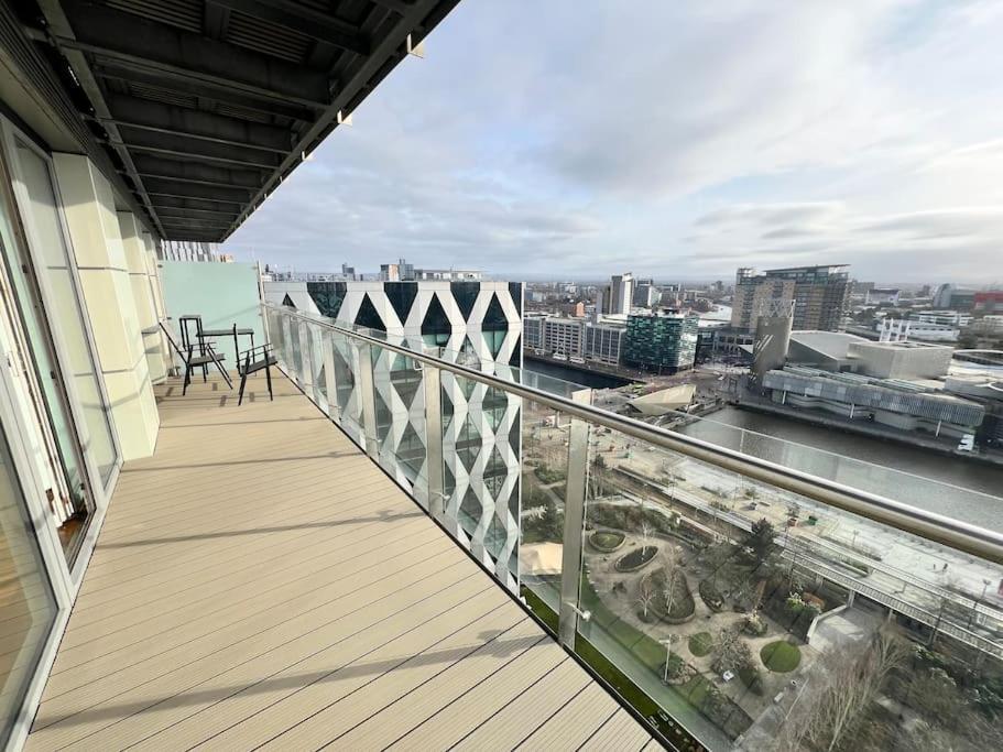 Spacious 2 Bedroom Flat Stunning Waterside View マンチェスター エクステリア 写真