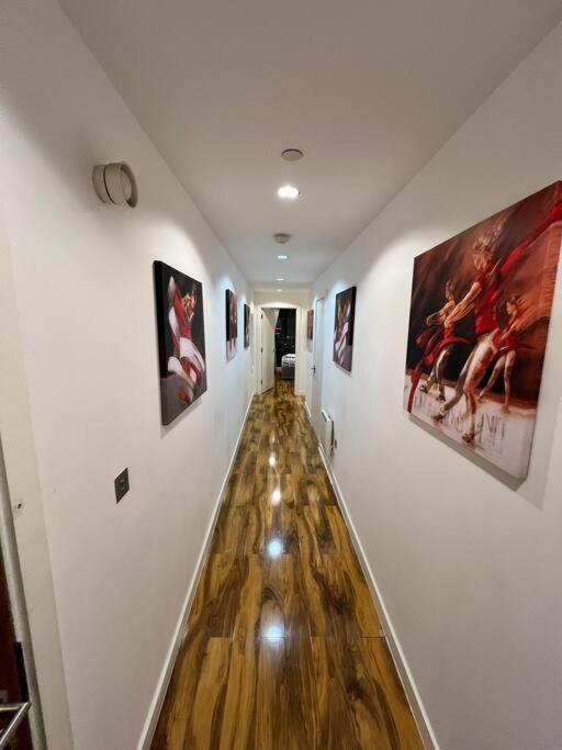 Spacious 2 Bedroom Flat Stunning Waterside View マンチェスター エクステリア 写真