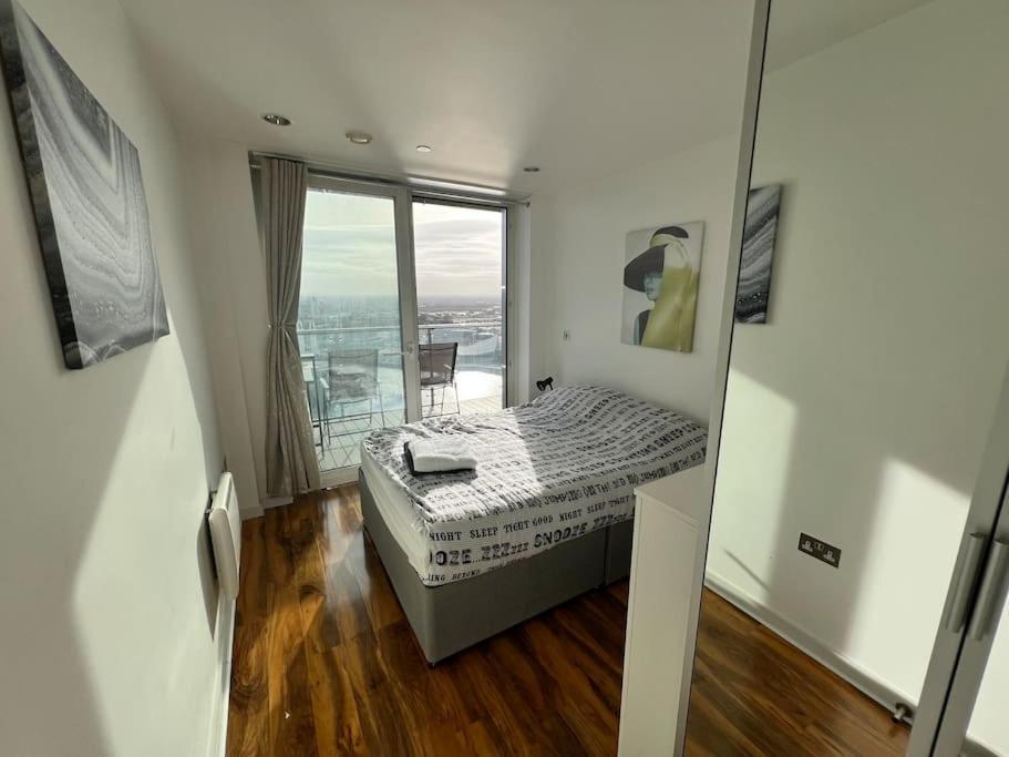 Spacious 2 Bedroom Flat Stunning Waterside View マンチェスター エクステリア 写真