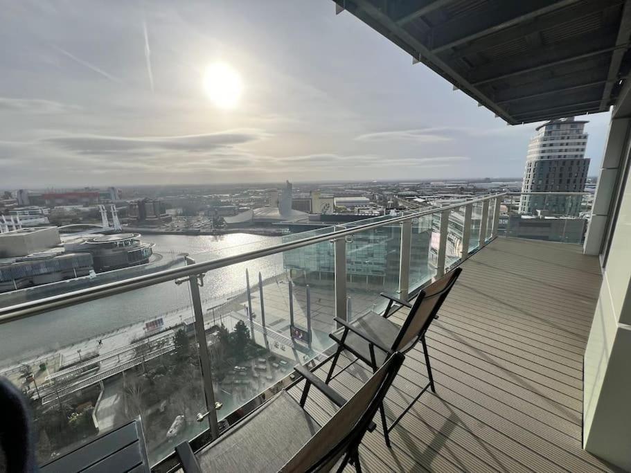 Spacious 2 Bedroom Flat Stunning Waterside View マンチェスター エクステリア 写真