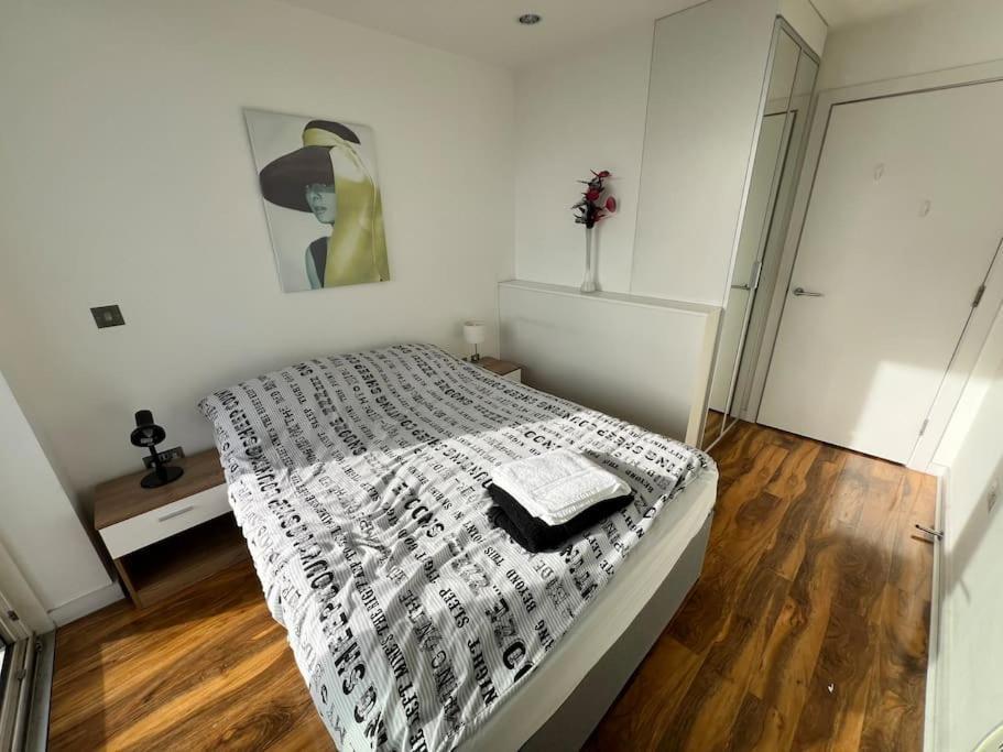 Spacious 2 Bedroom Flat Stunning Waterside View マンチェスター エクステリア 写真