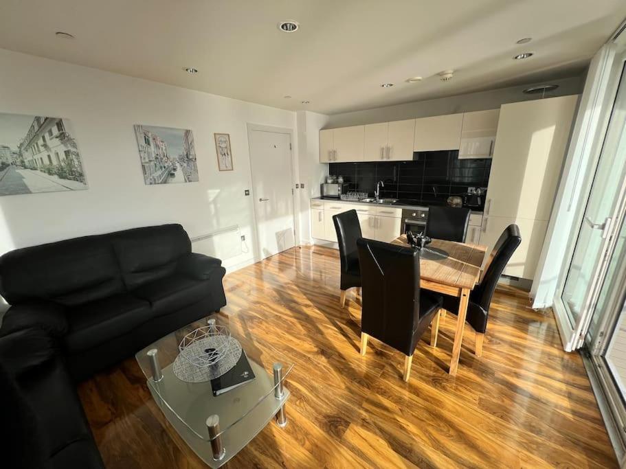 Spacious 2 Bedroom Flat Stunning Waterside View マンチェスター エクステリア 写真