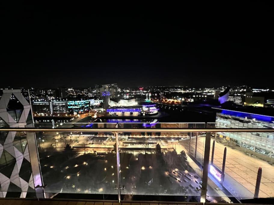 Spacious 2 Bedroom Flat Stunning Waterside View マンチェスター エクステリア 写真