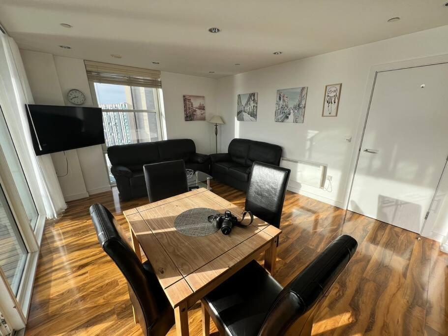 Spacious 2 Bedroom Flat Stunning Waterside View マンチェスター エクステリア 写真