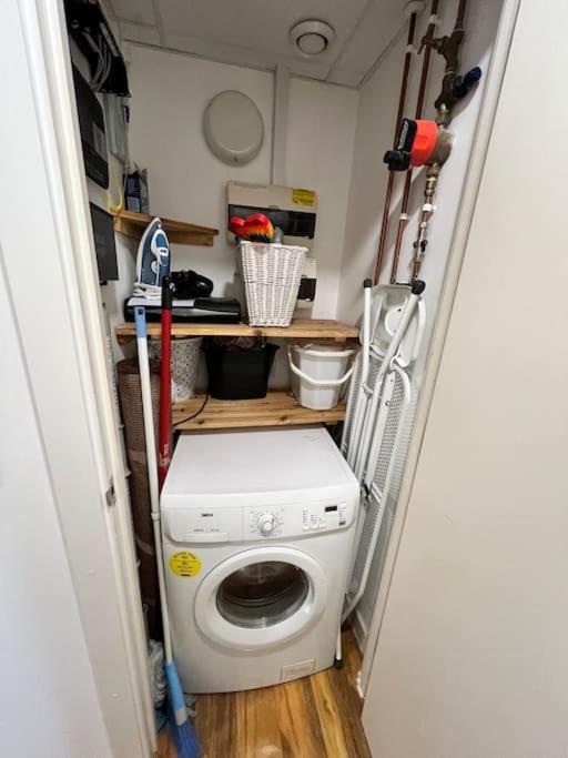 Spacious 2 Bedroom Flat Stunning Waterside View マンチェスター エクステリア 写真