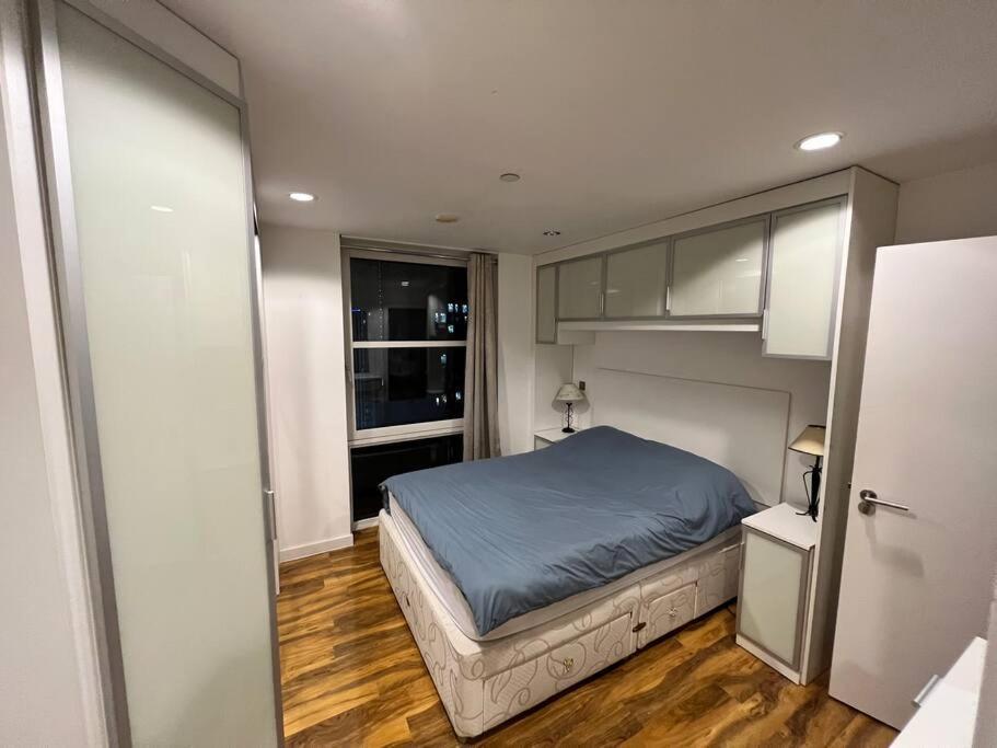 Spacious 2 Bedroom Flat Stunning Waterside View マンチェスター エクステリア 写真