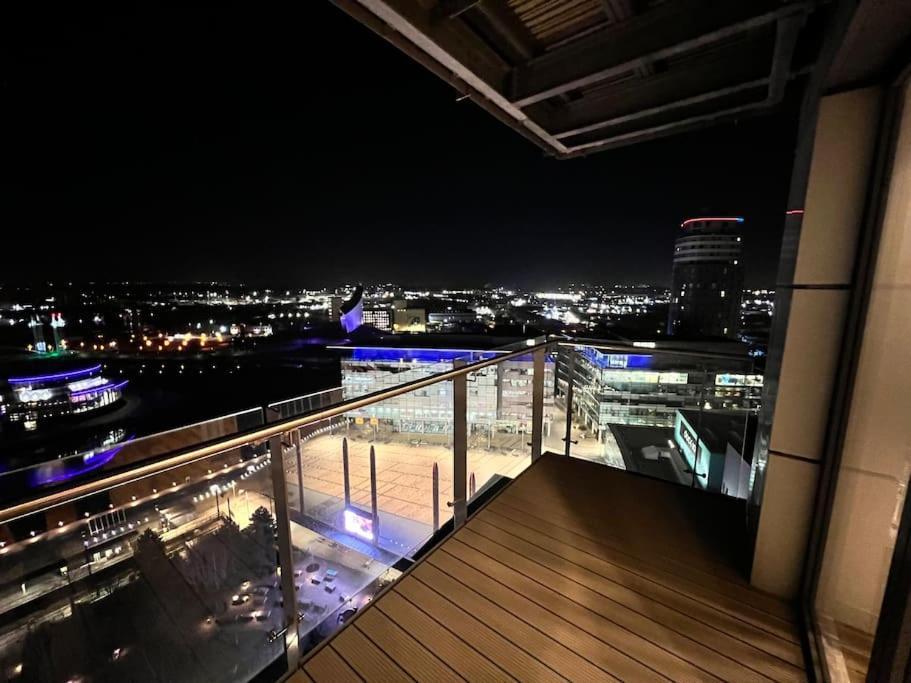 Spacious 2 Bedroom Flat Stunning Waterside View マンチェスター エクステリア 写真
