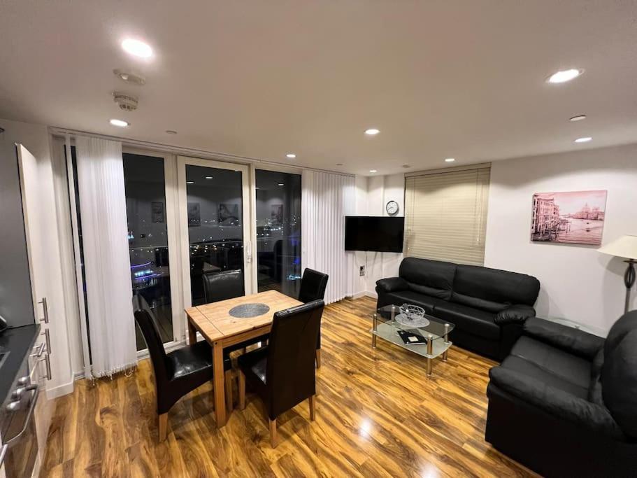 Spacious 2 Bedroom Flat Stunning Waterside View マンチェスター エクステリア 写真